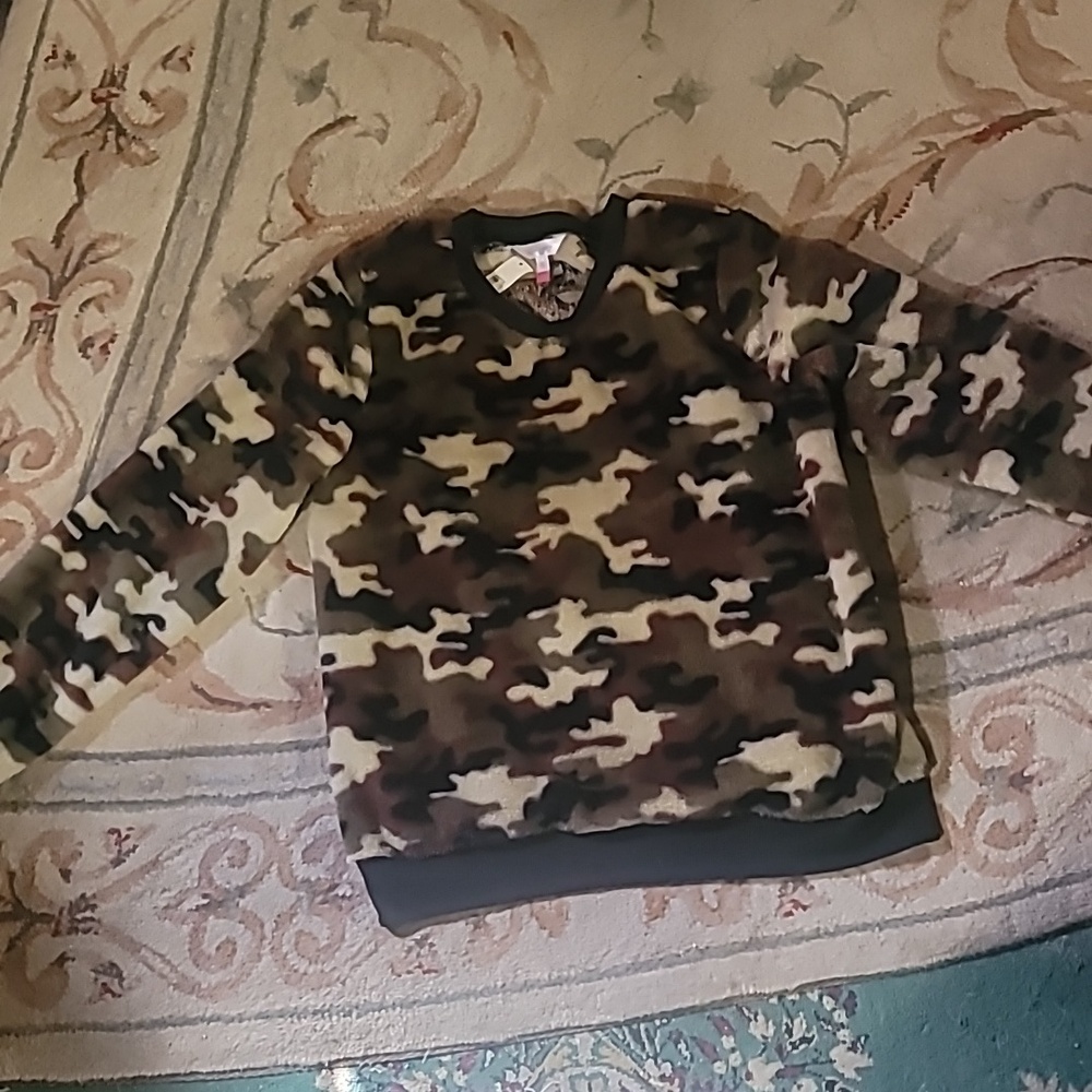 Childs ""No Boundaries" camouflage fleece/fuzzy top. Size large 11/13